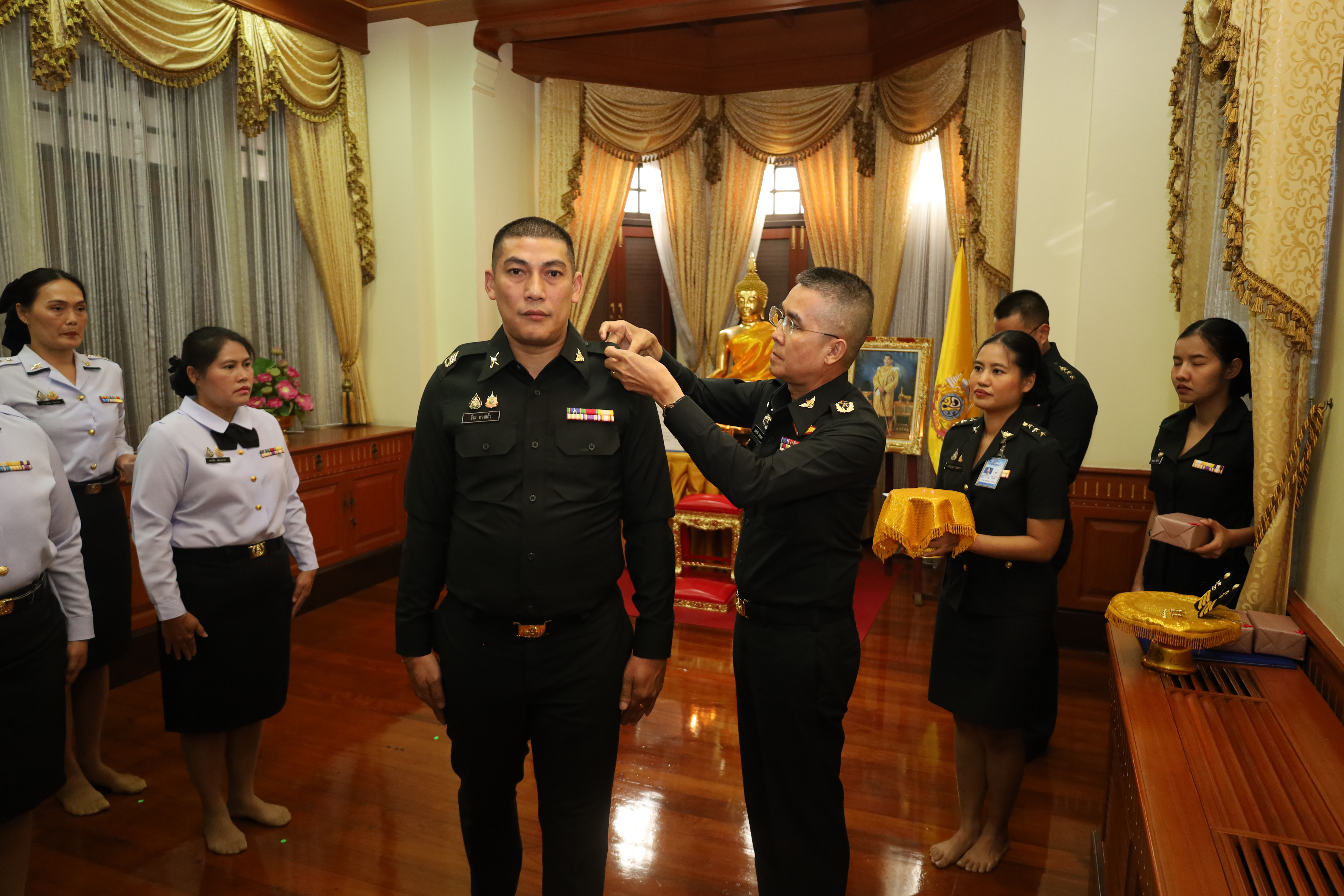 พิธีประดับยศนายทหารสัญญาบัตร และนายทหารประทวน