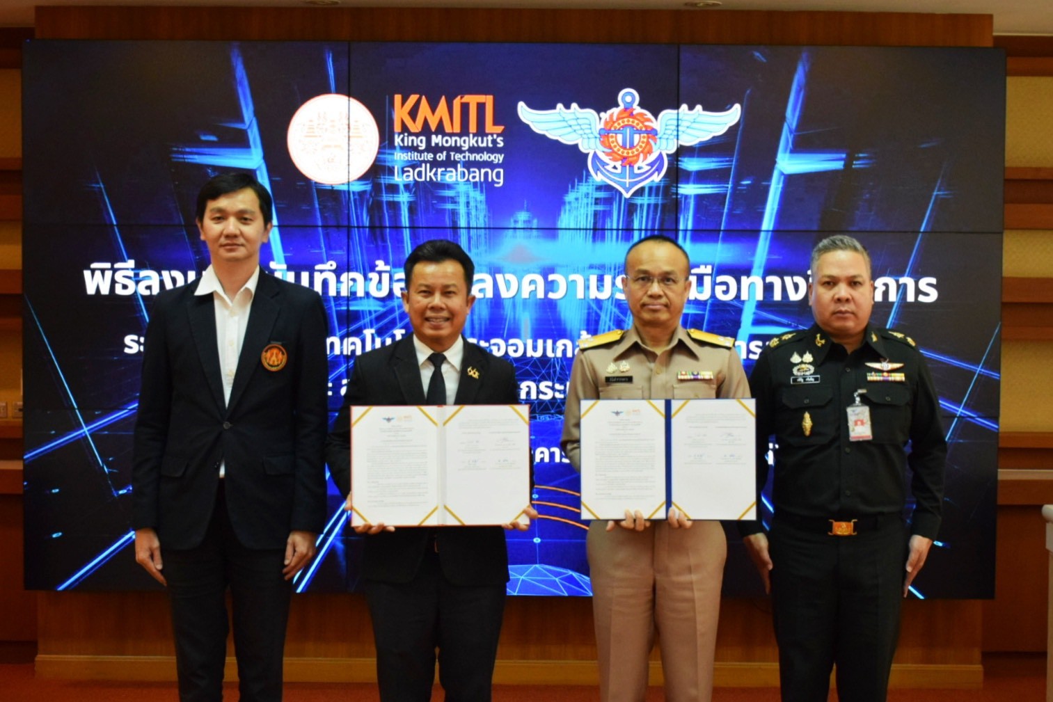 พิธีลงนามในบันทึกความเข้าใจว่าด้วยความร่วมมือด้านการสำรวจ วิจัย พัฒนานวัตกรรมด้านพลังงานทดแทน และอนุรักษ์พลังงาน ระหว่าง สำนักงานปลัดกระทรวงกลาโหม กับ สถาบันเทคโนโลยีพระจอมเกล้าเจ้าคุณทหารลาดกระบัง