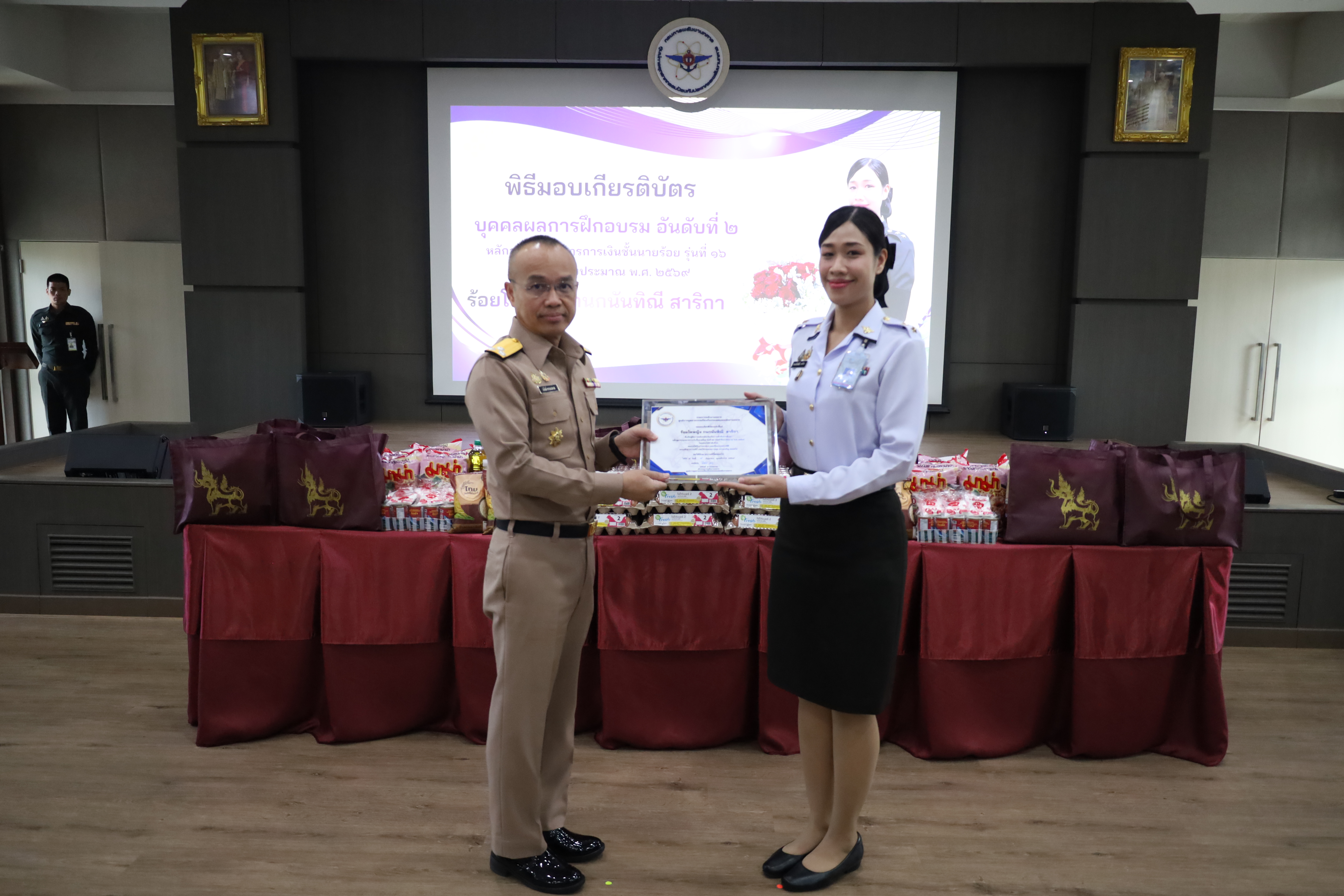 จก.พท. มอบรางวัลกำลังพลผลการเรียนดีเด่น พร้อมแจกจ่ายเครื่องอุปโภคบริโภคเพื่อลดภาระค่าครองชีพ