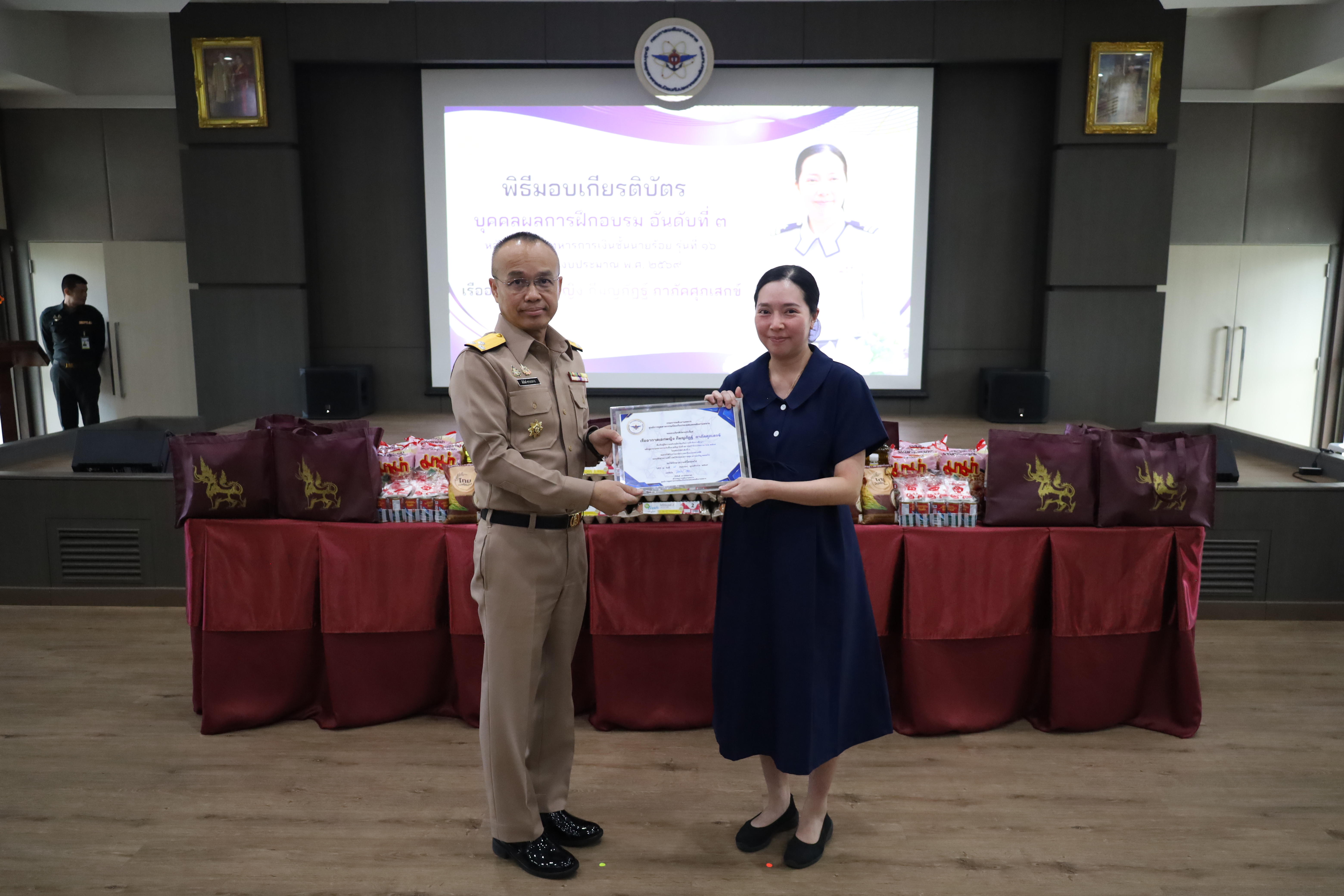 จก.พท. มอบรางวัลกำลังพลผลการเรียนดีเด่น พร้อมแจกจ่ายเครื่องอุปโภคบริโภคเพื่อลดภาระค่าครองชีพ