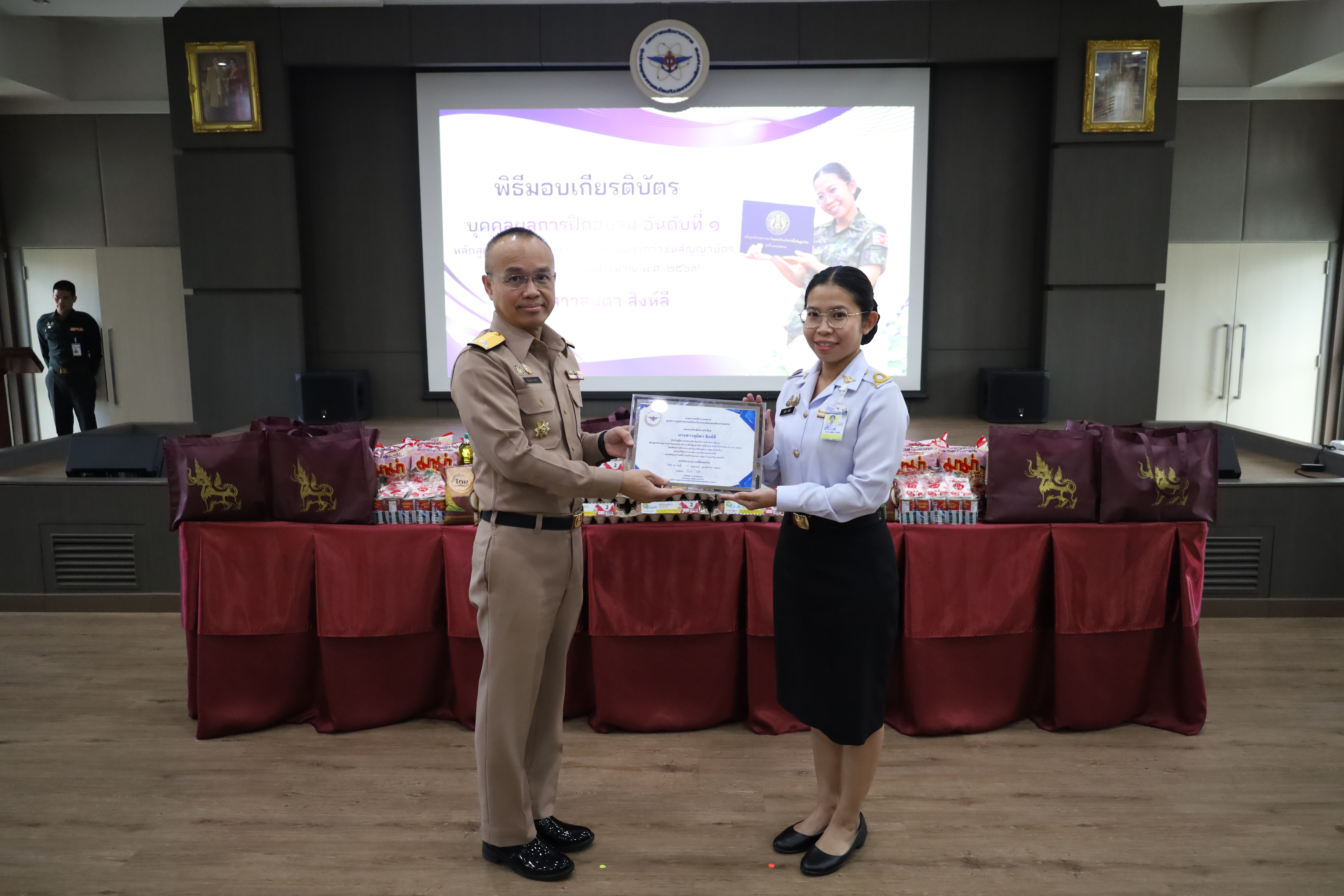 จก.พท. มอบรางวัลกำลังพลผลการเรียนดีเด่น พร้อมแจกจ่ายเครื่องอุปโภคบริโภคเพื่อลดภาระค่าครองชีพ