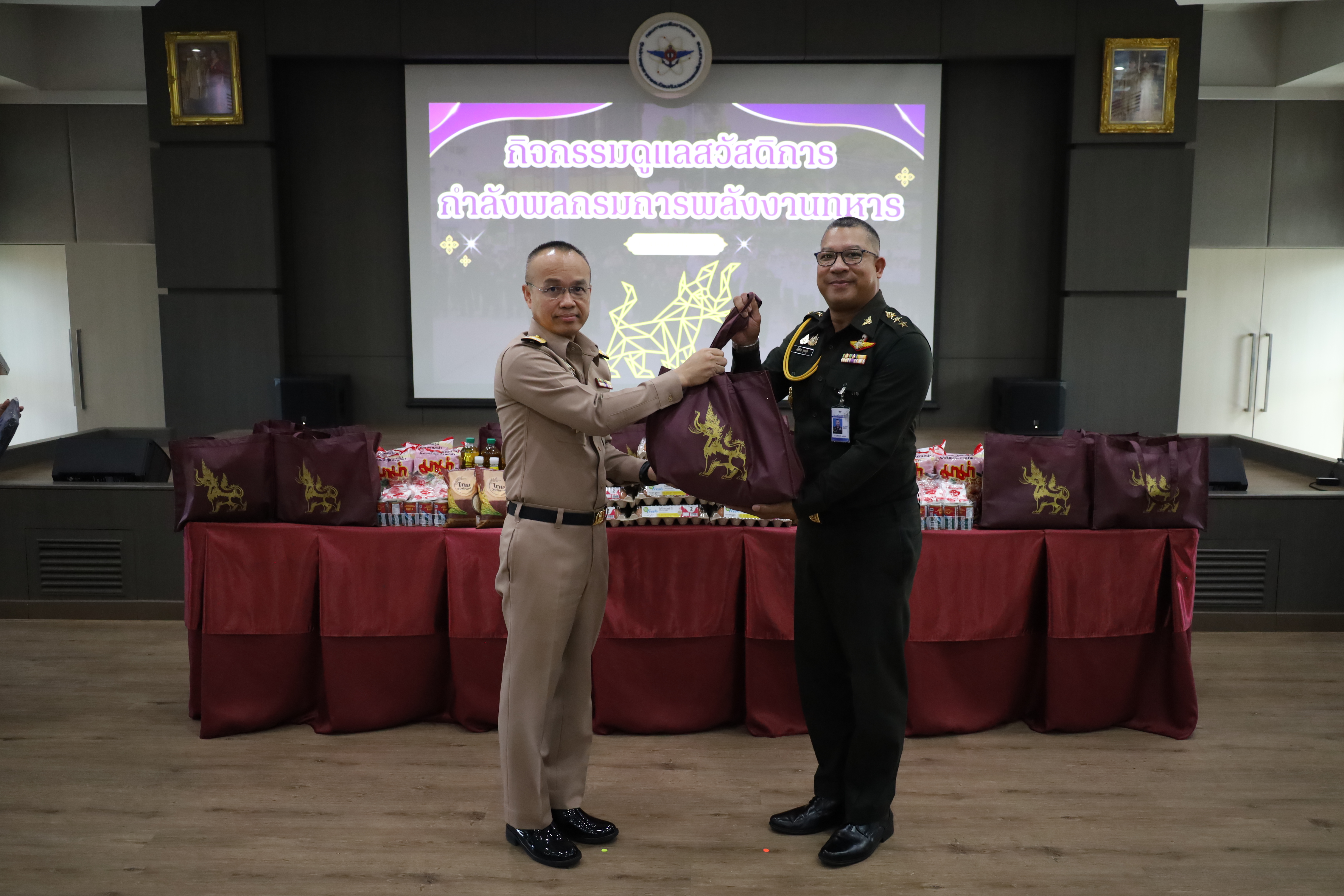 จก.พท. มอบรางวัลกำลังพลผลการเรียนดีเด่น พร้อมแจกจ่ายเครื่องอุปโภคบริโภคเพื่อลดภาระค่าครองชีพ