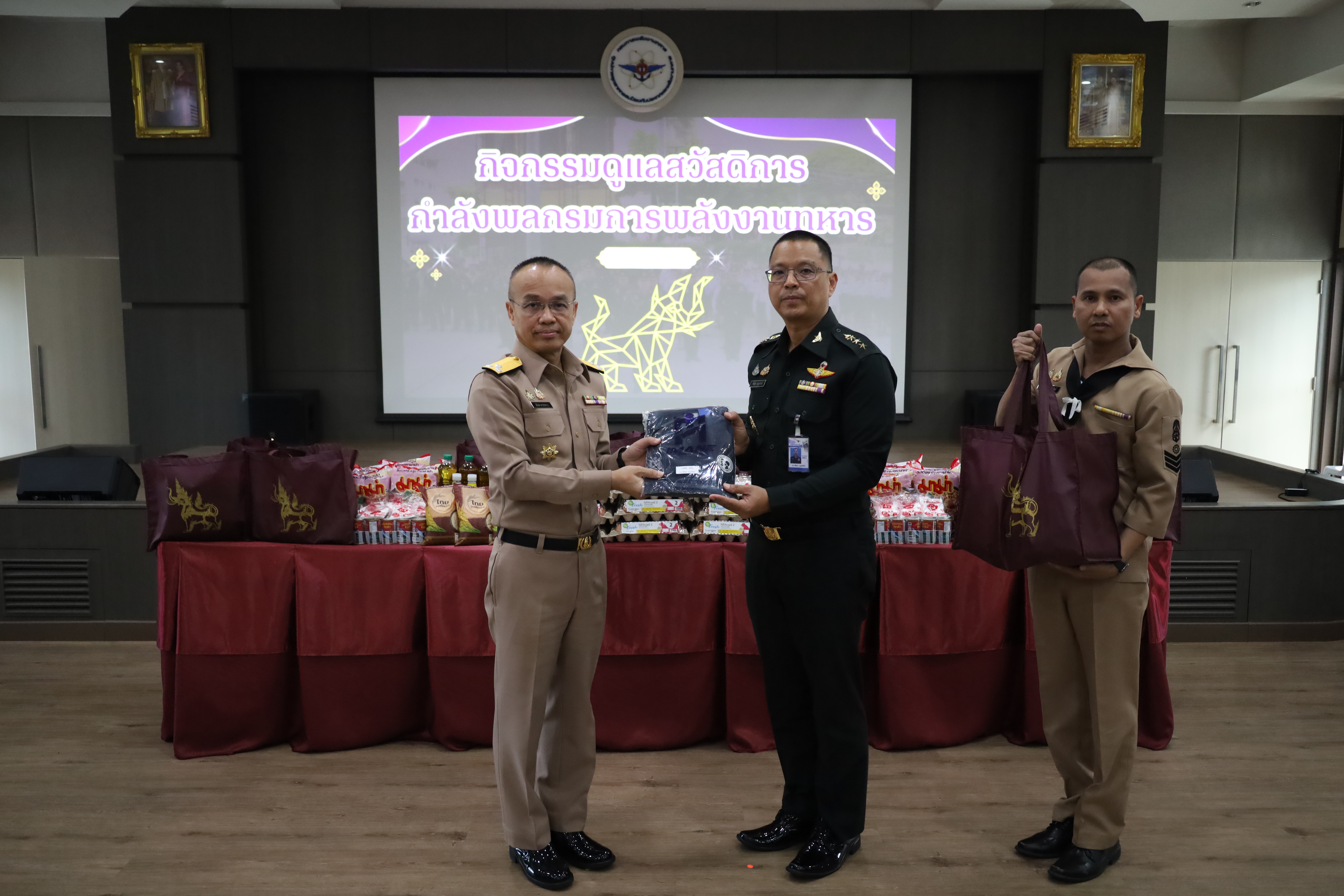 จก.พท. มอบรางวัลกำลังพลผลการเรียนดีเด่น พร้อมแจกจ่ายเครื่องอุปโภคบริโภคเพื่อลดภาระค่าครองชีพ