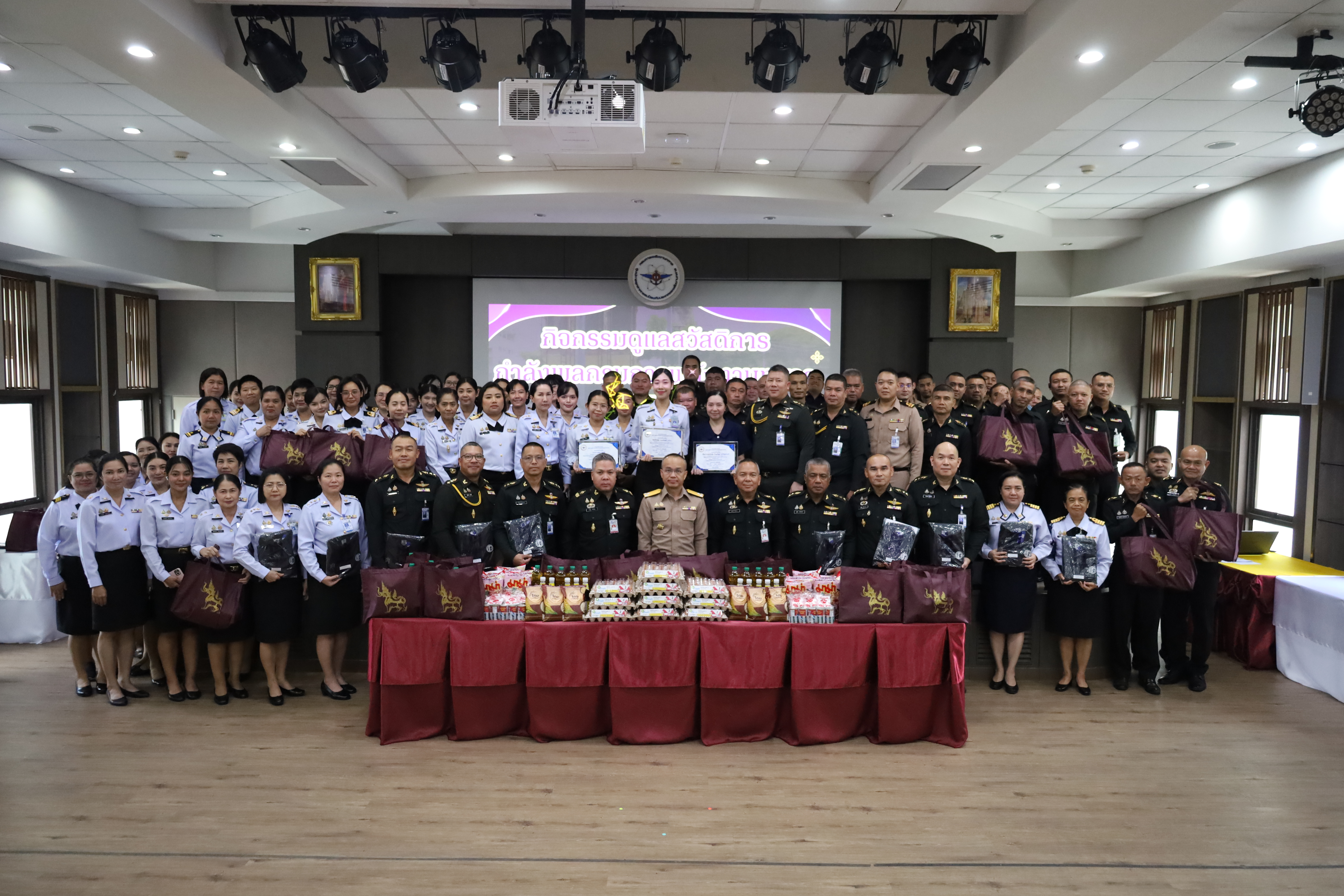 จก.พท. มอบรางวัลกำลังพลผลการเรียนดีเด่น พร้อมแจกจ่ายเครื่องอุปโภคบริโภคเพื่อลดภาระค่าครองชีพ