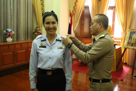 พิธีประดับเครื่องหมายยศให้กับนายทหารสัญญาบัตร